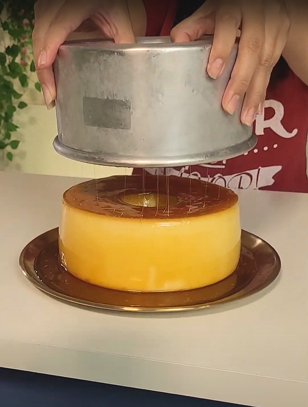 Pudim desenformando perfeitamente com calda dourada